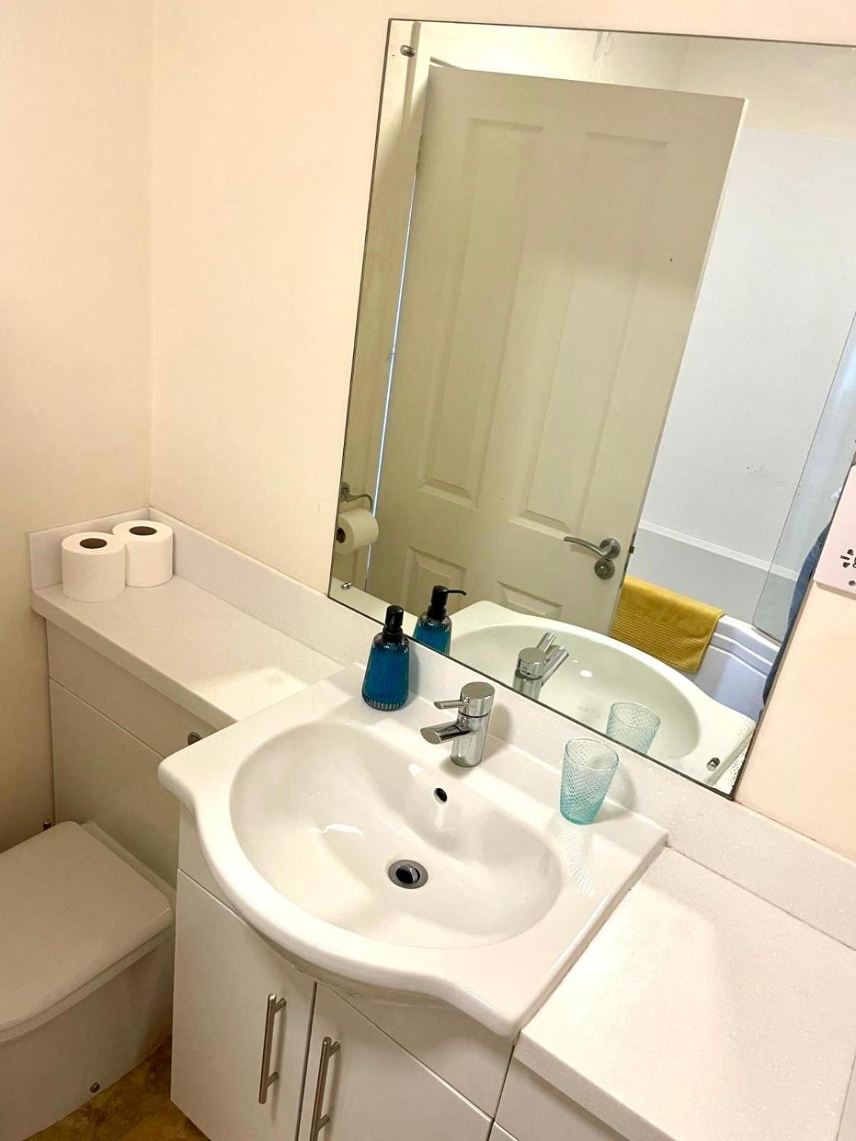 Town Centre Apartment Perfect Location With On-Street Parking Стратфорд на Ейвън Стая снимка